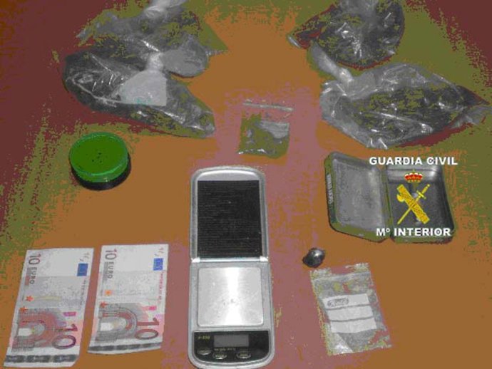 NP Y FOTOGRAFÍA: La Guardia Civil Detiene A Seis Personas Por Robo Y A Otra Por 