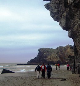 Senderistas en el Parque Natural de Cabo de Gata-Níjar (Almería)