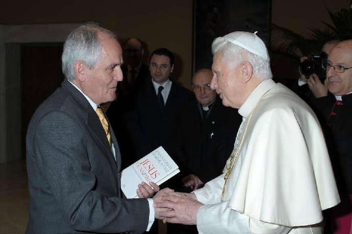 Benedicto XVI Junto Al Editor En España José Oriol