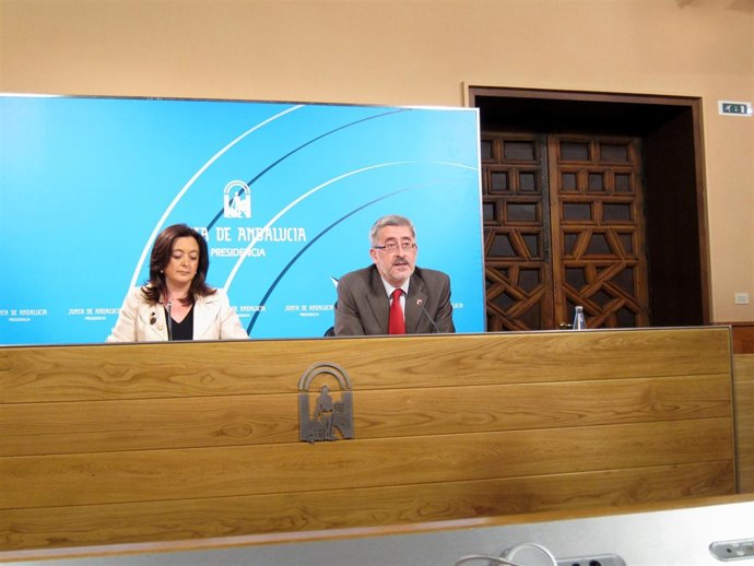 Consejera De Presidencia, Mar Moreno, Y El Consejero De Economía, Antonio Ávila