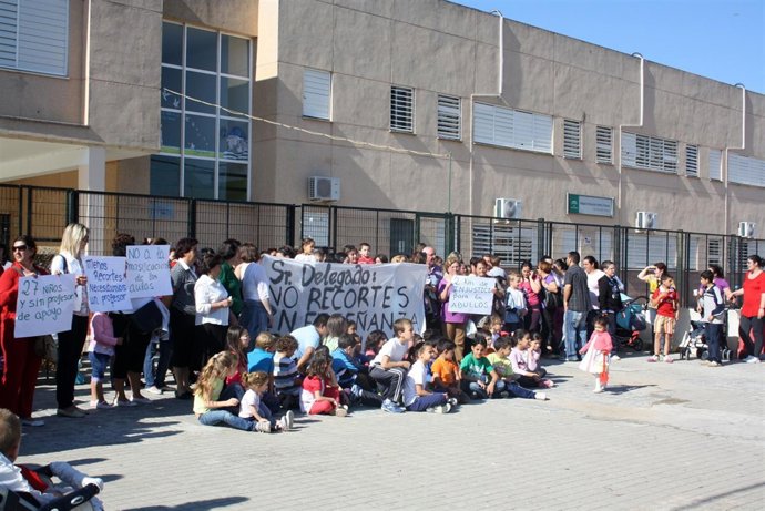 Manifestación De Padres Y Alumnos De Isla Mayor