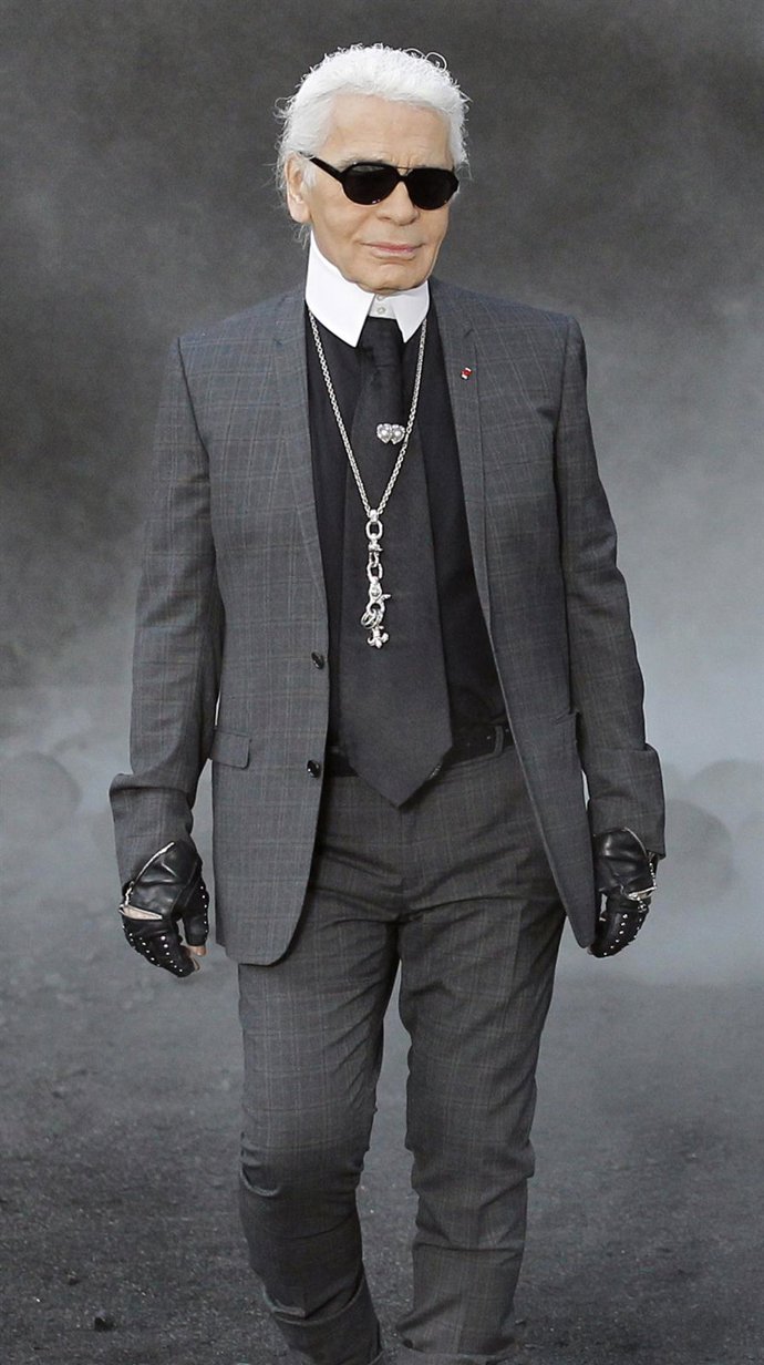 El diseñador Karl Lagerfeld cerrando un desfile