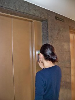 Una joven utiliza el ascensor.