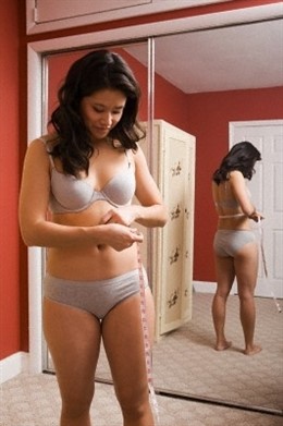 Mujer Midiéndose La Cintura