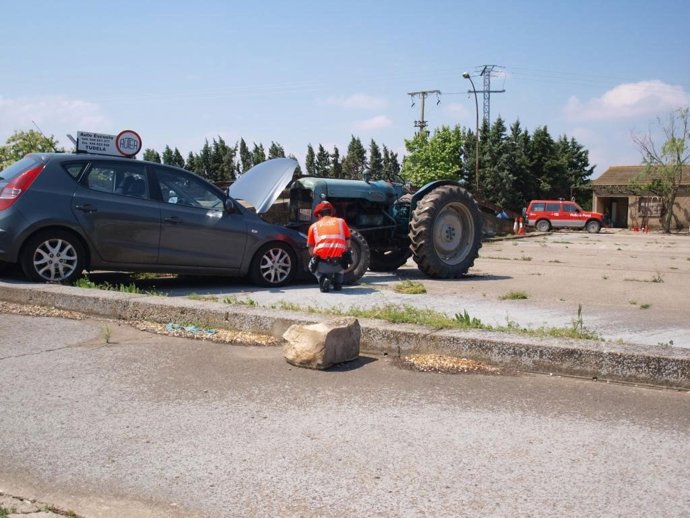 El Tractor Ha Desplazado Varios Metros El Turismo Al Que Estaba Conectado Con Pi