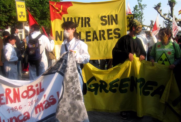 Manifestantes En Contra De La Energía Nuclear, En Valladolid.