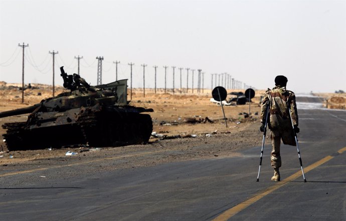 Rebelde Libio Lisiado Junto A Los Restos De Un Tanque De Gadafi