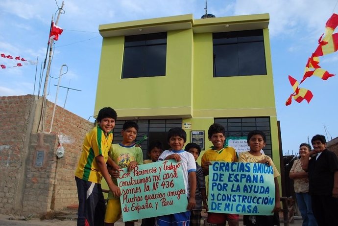 Niños Peruanos Delante De Una Casa Antisísmica Entregada Por Ayuda En Acci