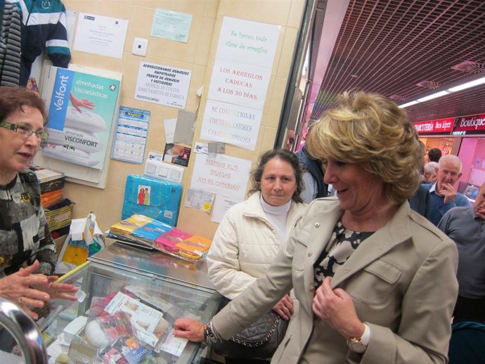 Aguirre Durante Su Visita Al Mercado De Orcasitas