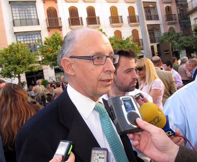El coordinador de Economía del PP, Cristóbal Montoro, atiende a los medios