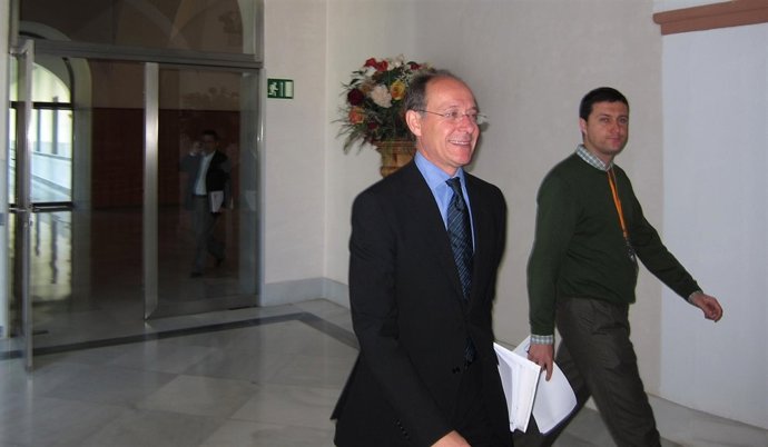 El consejero de Medio Ambiente, José Juan Díaz Trillo, en el Parlamento