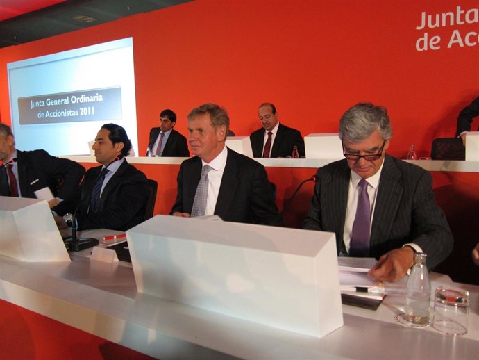 El Presidente De Cepsa, Santiago Bergareche, Y A Su Derecha El Consejero Delegad