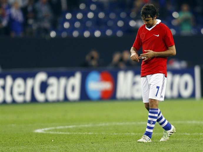 Raúl González con la camiseta del Manchester United