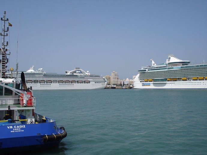 Dos Cruceros Atracados En El Puerto De Cádiz