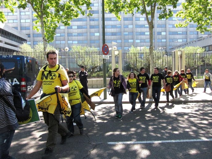 Cadena Humana Contra El ATC En Zarra