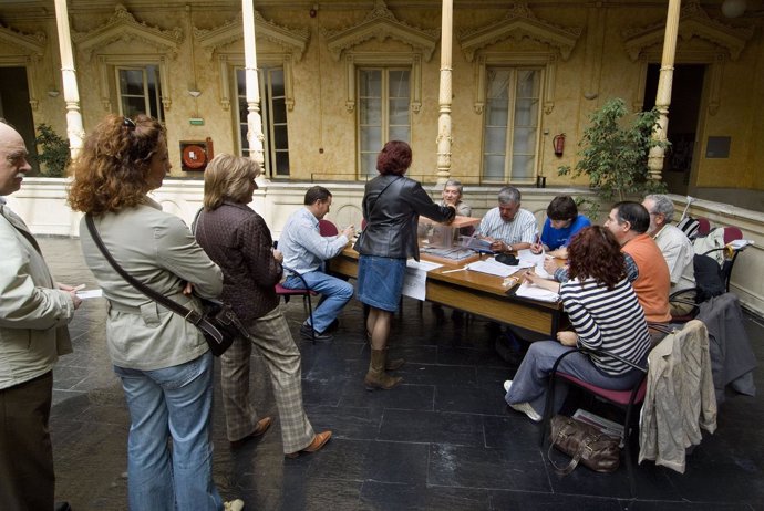 Una De Las Mesas Electorales Instaladas En 2007 En El INAP. 