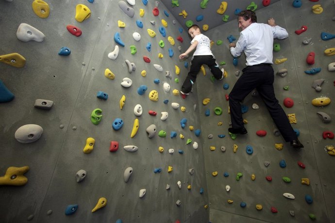 De la Serna en el rocódromo 