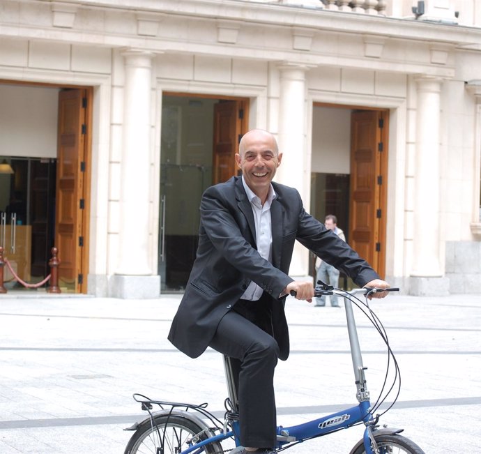 Antonio Hurtado, Senador De PSOE, En Bicicleta