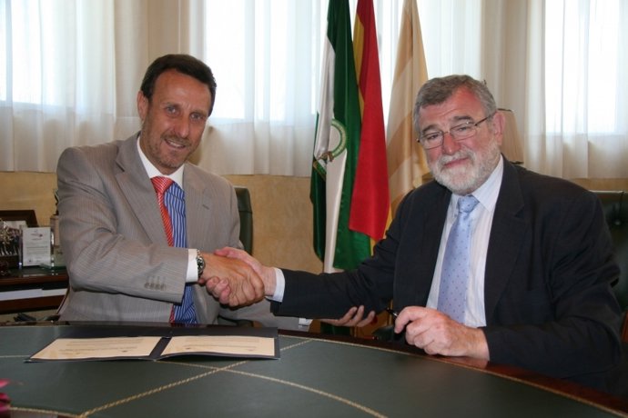 Valentín Priego Y José Manuel Roldán Se Dan La Mano Tras La Firma