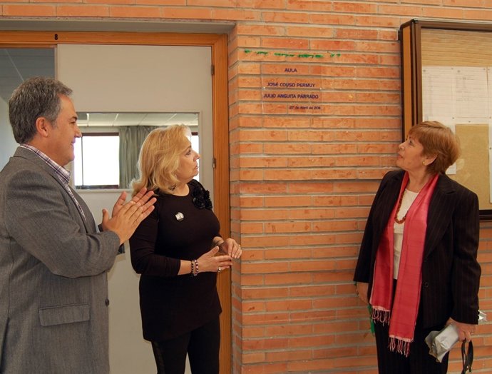 Aula de la Facultad de Ciencias de la Comunicación que lleva los nombres de los 