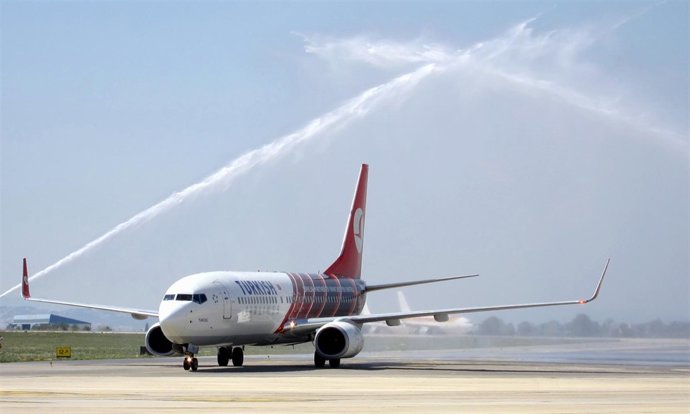 Llegada del primer vuelo directo Estambul-Valencia de Turkish Airlines.