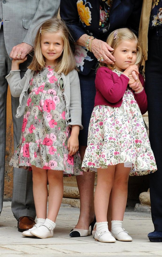Leonor Y Sofía Posando En Mallorca