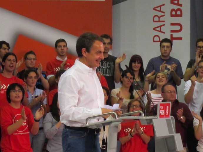 Zapatero en un mitin en Alcalá de Henares
