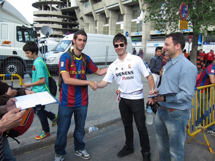 Aficionados De Madrid Y Barça Dan Su Apoyo A Los Guardias Civiles