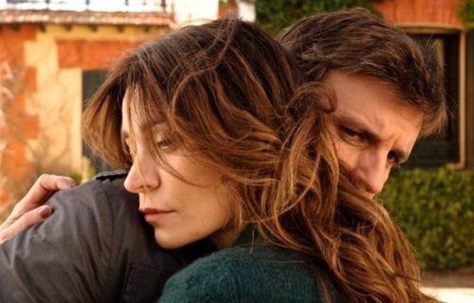 Emma Abraza A Su Compañero De  'Gran Reserva'