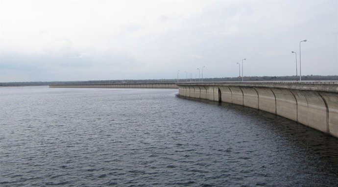 Embalse de La Almendra (Salamanca), en el río Tormes.