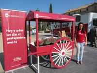 FREMAP reparte 500 tulipanes rojos en Toledo para celebrar el Día Mundial de la Seguridad en el Trabajo