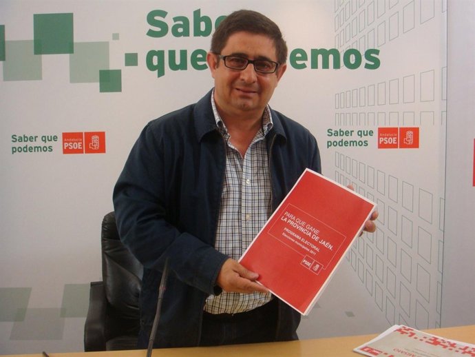 Reyes Con Un Ejemplar Del Programa Electoral