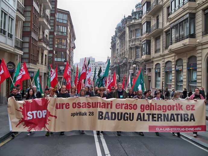 Manifestación de ELA, LAB, STEE-EILAS, EHNE e Hiru en el Día de la Salud Laboral