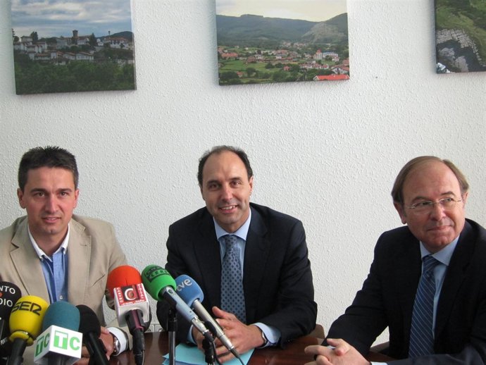 García Escudero durante la rueda de prensa en Castro