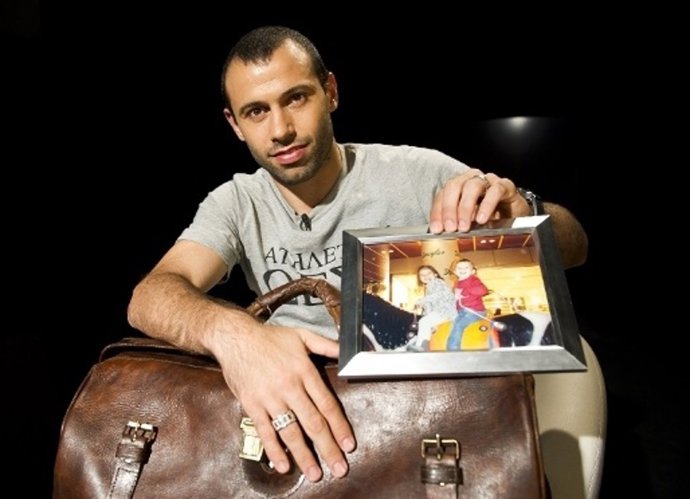 Javier Macherano Mostrando Una Foto De Sus Dos Hijas