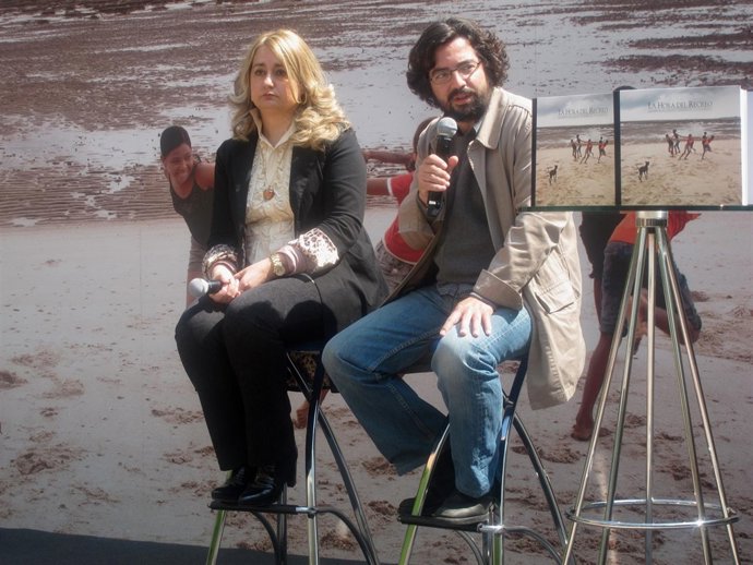 La Escritora Lola Beccaría Y El Fotógrafo Carlos Spottorno