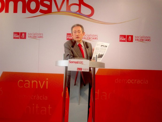 Ángel Luna Muestra Una Información Periodística En Una Rueda De Prensa