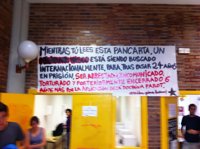Estudiantes de la Facultad de Políticas de Madrid cuelgan una pancarta en apoyo al etarra Troitiño