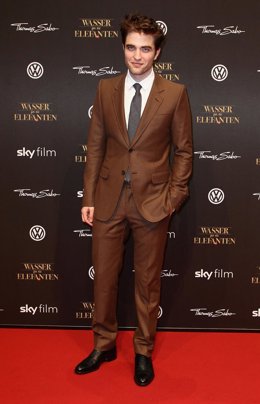 Posado Del Actor Robert Pattinson En La Premiére De 'Water For Elephants' 