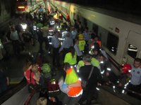 (Resumen) 18 heridos en un choque entre un tren de Rodalies y tren hotel en El Clot-Aragó