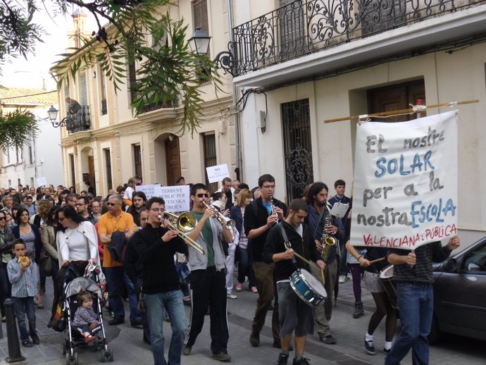 Vecinos De Campanar Protestan Por La Recalificación De Un Solar De Uso Escolar.