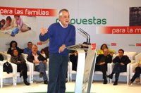 Griñán, convencido de que el PSOE-A va a ganar las elecciones y afirma que ve al PP "muy nervioso"