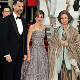 El Príncipe Felipe, Letizia Y La Reina