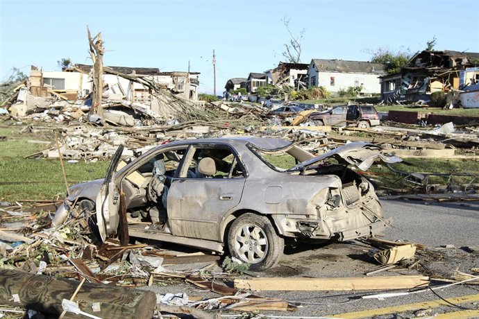 Destrozos Provocados Por Un Tornado En Alabama
