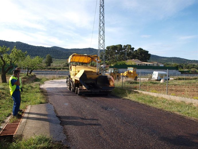     Los Trabajadores Y Las Máquinas De La Empresa En Un Momento De La Visita.