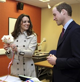 Guillermo De Inglaterra Y Kate Midlleton Con Un Ramo De Flores