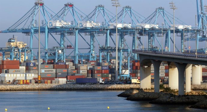Contenedores De Maersk En El Puerto De Algeciras (Cádiz)