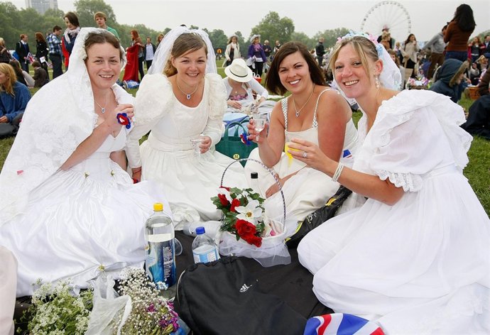 Varias Mujeres Vestidas De Novia Durante El Enlace De Guillermo Y Kate Middleton