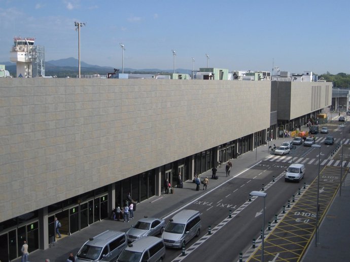 Fachada  del Aeropuerto de Girona