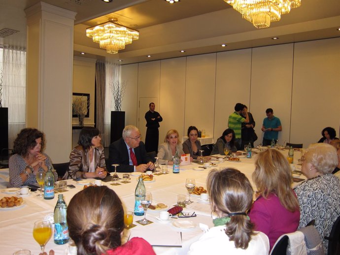 Santos (PAR) Reunida Con Las Mujeres Empresarias